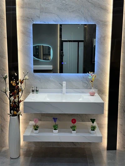 Valkoinen kylpyhuoneen liuskekaappi