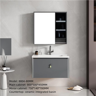 Pienen huoneiston kylpyhuoneen puukaappi